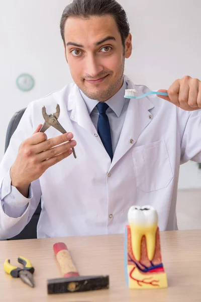 Junge männliche Arzt Stomatologe arbeiten in der Klinik — Stockfoto
