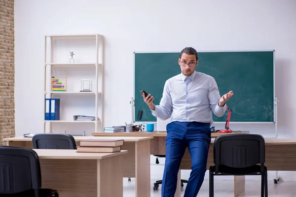 Joven profesor masculino delante de la pizarra verde —  Fotos de Stock