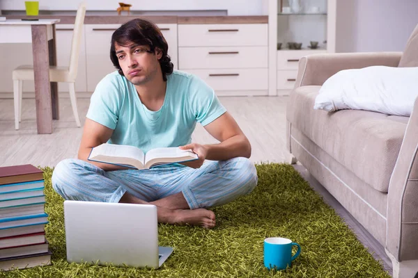 Ung manlig student missnöjd med överdrivet arbete hemma — Stockfoto