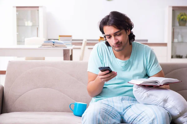 Joven estudiante masculino infeliz con el trabajo excesivo en casa —  Fotos de Stock