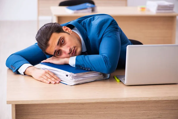 Junge Geschäftsmann Mitarbeiter unzufrieden mit übermäßiger Arbeit in der der — Stockfoto