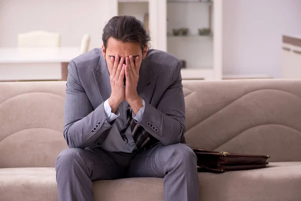 Joven hombre de negocios cansado volviendo a casa después de la jornada laboral — Foto de Stock