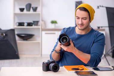 Stüdyoda çalışan genç bir fotoğrafçı.