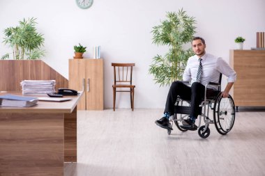 İş yerinde acı çeken genç engelli çalışanlar