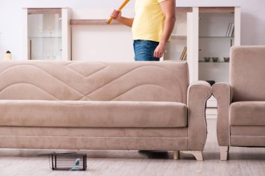 Genç adam ve fare kapanı evde.