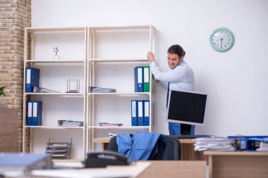 Genç bir erkek işçi aşırı işten memnun değil.