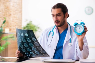 Klinikte çalışan genç bir erkek radyolog.