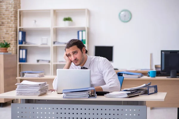 Ung manlig anställd missnöjd med överdrivet arbete — Stockfoto