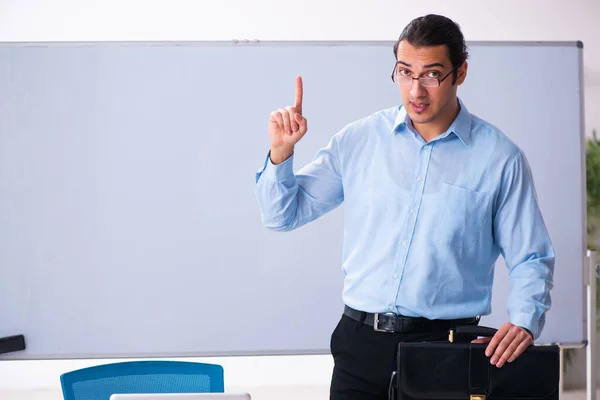 Ung stilig lärare framför whiteboard — Stockfoto