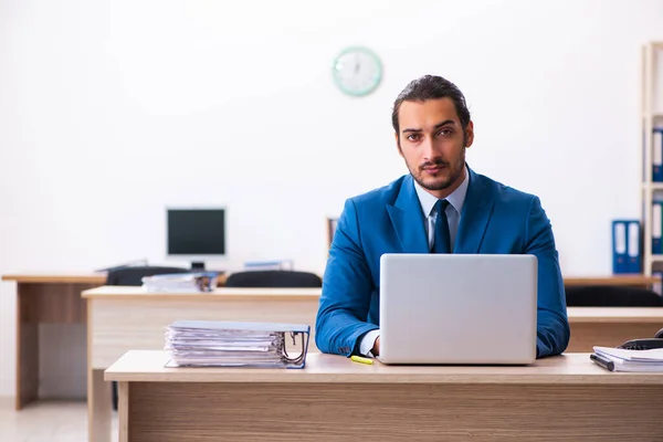 Giovane dipendente maschile e troppi lavorano in ufficio — Foto Stock