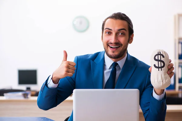 Junge männliche Mitarbeiter im Bezahlkonzept — Stockfoto