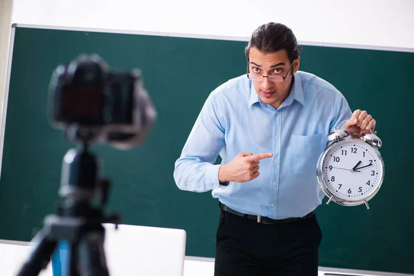 Jovem bonito professor de gravação de vídeo para o seu blog — Fotografia de Stock