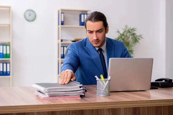 Ung manlig affärsman anställd som arbetar på kontoret — Stockfoto