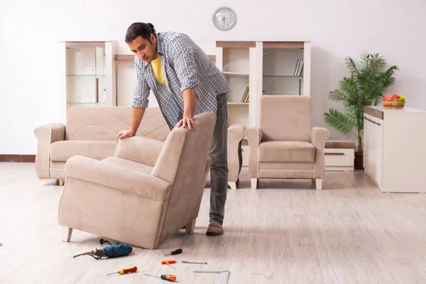 Junger Tischler repariert Möbel zu Hause — Stockfoto