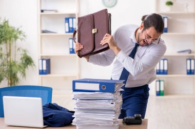 Genç işadamı ofisteki aşırı işten memnun değil.