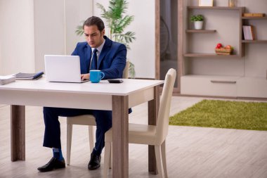 Salgın konsepti için evden çalışan genç erkek çalışanlar.