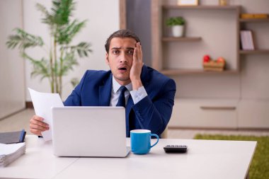 Salgın konsepti için evden çalışan genç erkek çalışanlar.