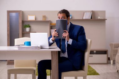 Salgın konsepti için evden çalışan genç erkek çalışanlar.