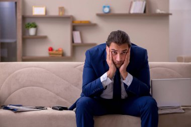 Salgın konsepti için evden çalışan genç erkek çalışanlar.