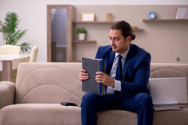 Salgın konsepti için evden çalışan genç erkek çalışanlar.