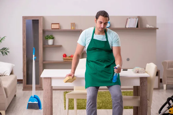 Jonge mannelijke aannemer schoonmaken van het huis — Stockfoto