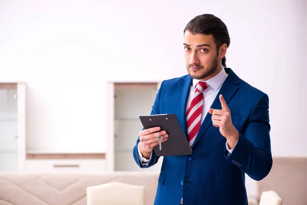 Bonito corretor de imóveis masculino trabalhando dentro de casa — Fotografia de Stock