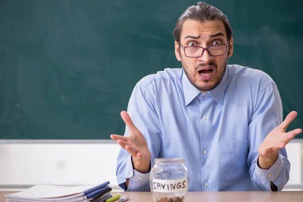 Junge unterbezahlte männliche Lehrer im Klassenzimmer — Stockfoto