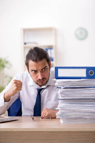 Jovem empresário infeliz com excesso de trabalho no escritório — Fotografia de Stock