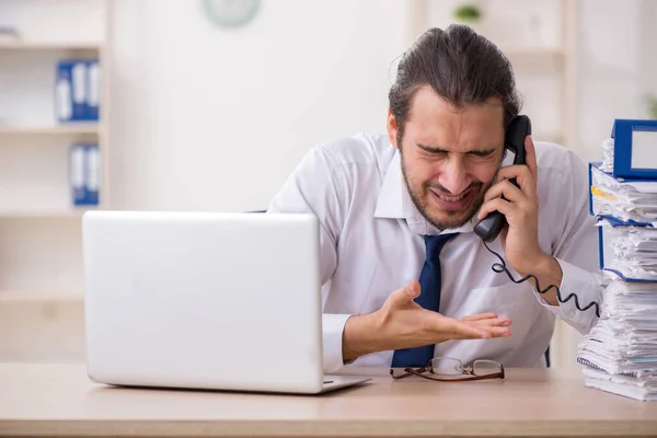 Jeune homme d'affaires mécontent du travail excessif au bureau — Photo