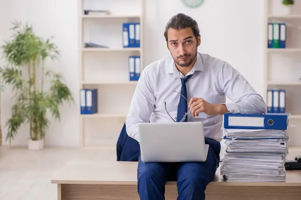 Jeune homme d'affaires mécontent du travail excessif au bureau — Photo