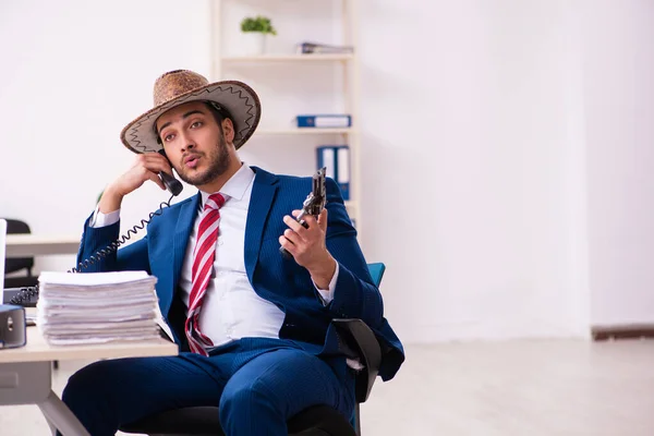 Jeune homme d'affaires cow-boy travaillant dans le bureau — Photo