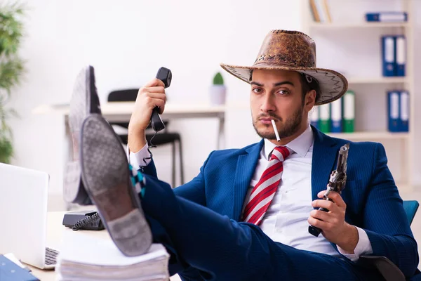Fiatal üzletember cowboy dolgozik az irodában — Stock Fotó