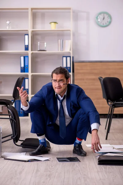 Junger männlicher Geschäftsmann unzufrieden mit seiner Arbeit — Stockfoto