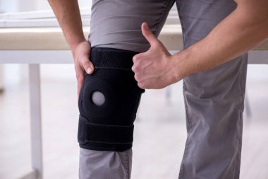 Hastanede yaralı genç bir adam var.