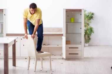 Genç adam ve evde bir sürü hamamböceği var.