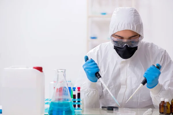 Jonge mannelijke chemicus werkzaam in medisch lab — Stockfoto