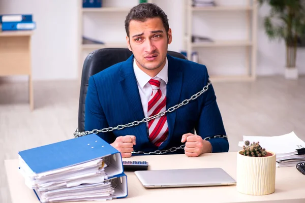 Angeketteter männlicher Angestellter im Büro — Stockfoto