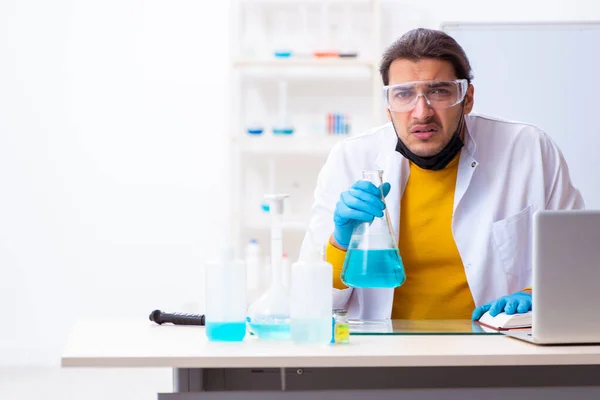 Giovane studente di chimica maschile preparazione per l'esame — Foto Stock