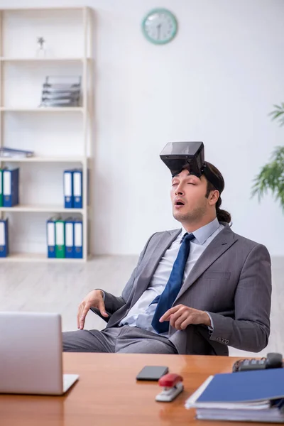 Jovem funcionário masculino vestindo óculos virtuais no escritório — Fotografia de Stock