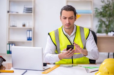 Ofiste çalışan genç erkek mimar.