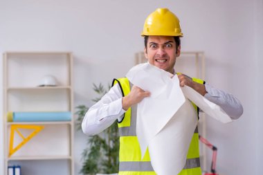 Ofiste çalışan genç erkek mimar.