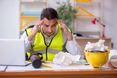 Ofiste çalışan genç erkek mimar.