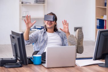 Ofiste çalışan genç bir erkek.