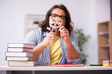 Genç erkek öğrenci sınavlara hazırlanıyor.