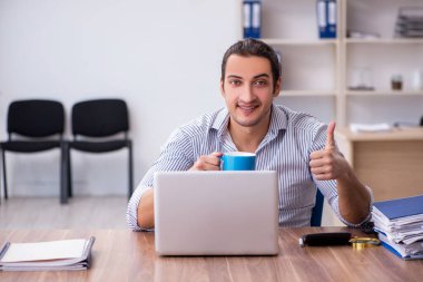 Ofiste çalışan genç bir muhasebeci.