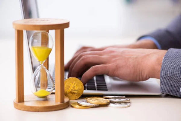 Joven ganando dinero a través de Internet en concepto de gestión del tiempo —  Fotos de Stock