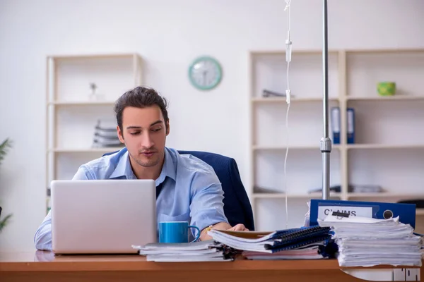 Jeune travailleur masculin souffrant sur le lieu de travail — Photo