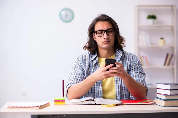 Jeune étudiant masculin se préparant aux examens — Photo