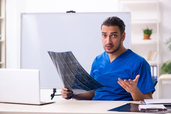 Fiatal férfi orvos tanár radiológus előtt Whiteboard — Stock Fotó