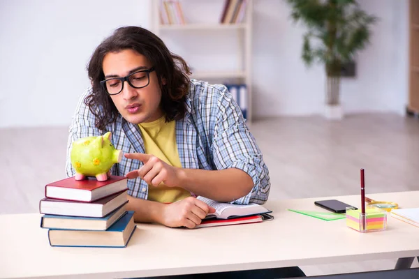 Jovem estudante do sexo masculino se preparando para exames — Fotografia de Stock